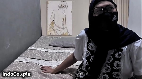 Istrinya Montok Lagi Nikmatin Ngentot Anal Sama Selingkuhan Diam-diamnya.