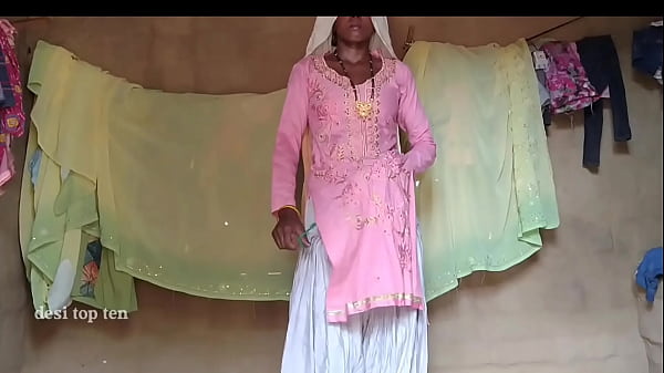 मेरी रंडी बीवी की चिकनी चूत को जीभ से चाटने के बाद मोटे लंड से जोरदार चोदा, देसी हिंदी गंदी सेक्सी वीडियो