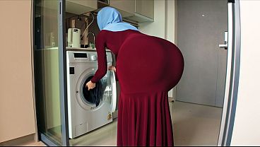 Ibu Tiri Berjilbab, Tatapan Nakalku Tak Sengaja Terpaku Di Bokong Bulatnya Yang Menggoda