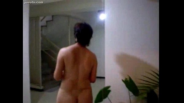 Tante Tiongkok Tua Lagi Nyiram Tanaman, Pantat Montoknya Basah Kuyup Bikin Ngiler