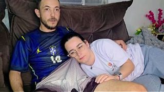 Irmã De Criação Gemendo Calada Enquanto O Irmão Enfia A Mão Na Calcinha Dela Durante O Jogo Do Brasil
