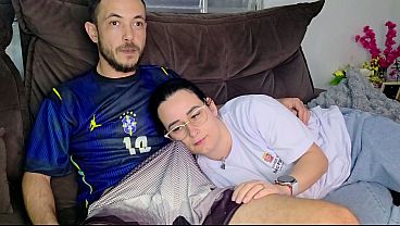 Irmã De Criação Gemendo Calada Enquanto O Irmão Enfia A Mão Na Calcinha Dela Durante O Jogo Do Brasil