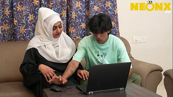 Hijab Cewek Ketahuan Kakak Tiri Lagi Mainin Diri Sendiri