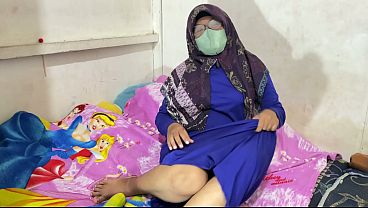 Wanita Berhijab Lagi Mainin Memek Sendiri, Nikmatin Sensasi Panas Yang Bikin Nafas Tersengal.