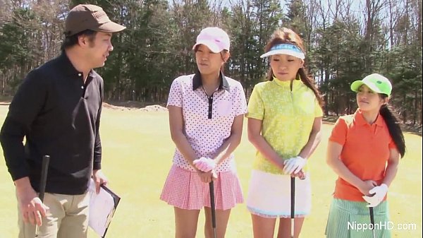 Gadis Asia Muda Main Golf Telanjang, Montok Menggelinjang Di Lapangan Hijau.