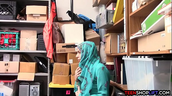 Remaja Arab Ketahuan Nyolong, Langsung Digebukin Sama Satpam Sambil Digebukin.